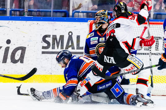 Växjös Josh Hennessy faller