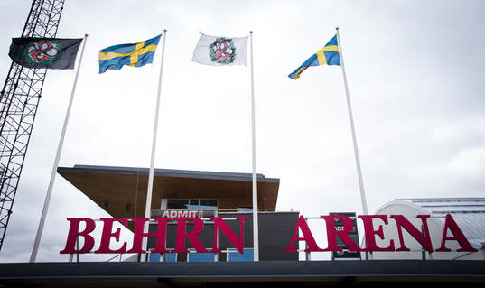 Behrn Arenas exteriör med flaggor en timma innan