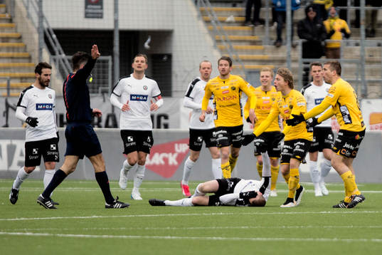 Örebros Daniel Gustavsson blir fälld och Elfsborgs Simon Hedlund protesterar
