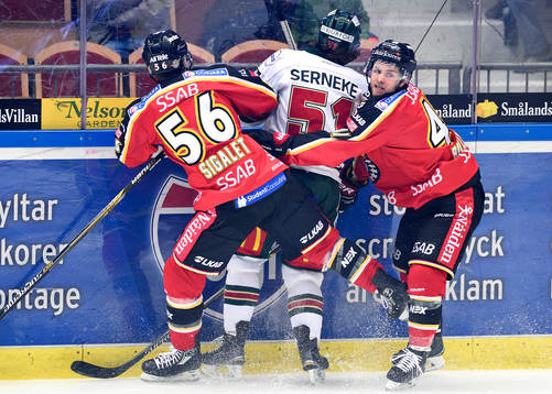 Luleås Jonathan Sigalet och Chad Billins trycker fast