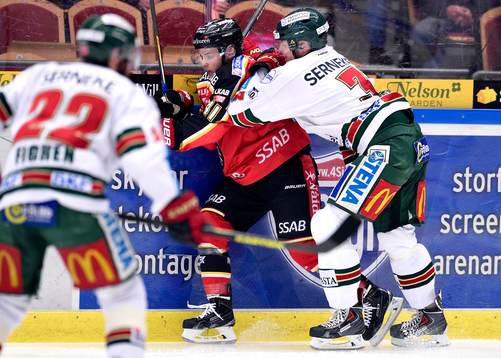 Luleås Chad Billins tacklas av Frölundas Oliver Bohm