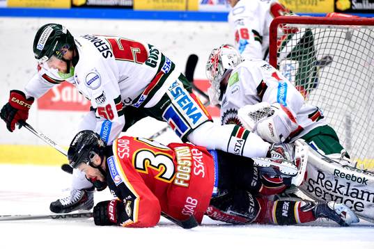Luleås Niklas Fogström hamnar liggandes framför