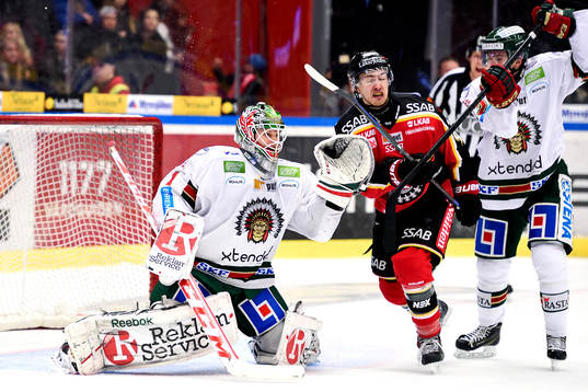 Frölundas målvakt Lars Johansson räddar ett skott