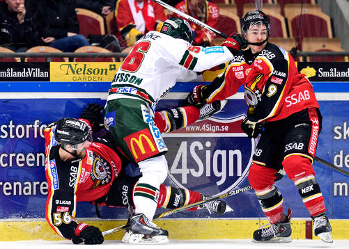 Frölundas Erik Gustafsson tacklar Luleås Jonathan Sigalet