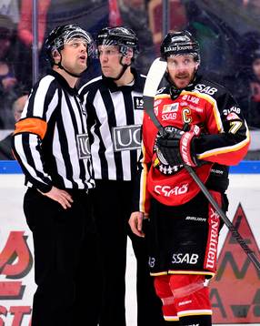 En upprörd Jan Sandström pratar med domarna Mikael