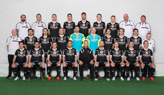  Tobias Johansson (Assisterande tränare), Jonas Rehnberg (Huvudtränare), Albin Lekiqi, Valon Gashi, Björn Jingfors, Ludvig Gran, Erik Wennberg, Lasse Hansen (Sjukvårdare), Hans-Åke Fors (Lagledare) Mellersta raden från vänster: Orvar Andersson (Målvaktstränare) , Tom Larsson, André Jernberg, Simon Klänge, Mirhad Abdijanovic, Mathias Karlsson, Claes Nyman, Felix Jansson, Wille Larsson, Ulf Svanström (Lagvärd), Nedre raden från vänster: Bastian Rojas Diaz, Lawand Haidar, Thibaut Molinatti, Oscar Lander, Marcus Juberg (Fystränare), Jochen Graf, Jesper Karlsson, Stefan Jadnert, Sebastian Carlsson