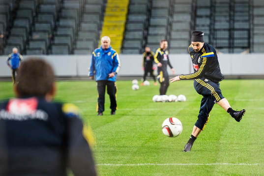 Zlatan Ibrahimovic skjuter ett skott