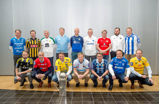  Jan Jönsson, Peter Gerhardsson, Nanne Bergstrand, Åge Hareide, Joel Cedergren, Jan Andersson, Peter Swärdh, Alexander Axén, Jörgen Lennartsson. Främre raden fr v: Andreas Alm, Henrik Larsson, Hans Eklund, Roger Sandberg, Per Olsson, Roar Hansen och Magnus Haglund.
