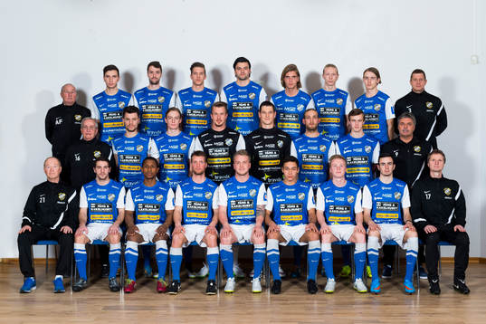 Oddevold poserar för en lagbild den 25 mars 2015 i Uddevalla. Bakre raden fr.v. Lagledare Arne Fylkesjö, Alen Kasumovic, Tobias Mikaelsson, Daniel Janevski, Daniel Stanisic, Alexander Hedlund, Jacob Berg, Andreas Bergman, målvaktstränare Stefan Dahlin. Mellanraden fr.v. Resurstränare Ronny Albinsson, Liridon Selmani, Eric Kallberg, målvakt Erik Dahlin, målvakt Mike Andersson, Joacim Hake, Emil Niklasson, resurstränare Lasse Hamla. Främre raden fr.v. Tränare L-O Mattsson, Viktor Mollapolci, Pablo Andersson, Rickard Johansson, Andreas Johansson, Lucas Hallberg, Adam Engelbrektsson, Mladen Bucanin, Tony Fylksjö.