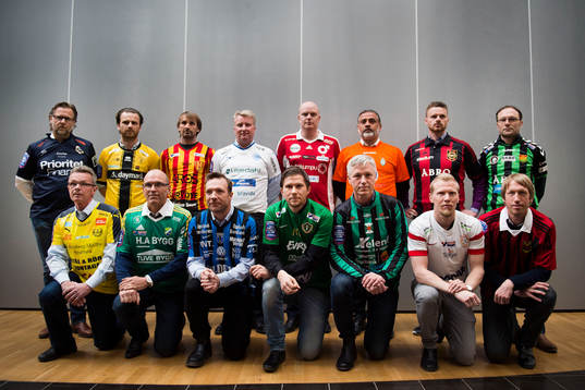 Tränare står uppställda för ett porträtt, övre raden fr.v. Janne Carlsson, Utsikten, Bartosz Grzelak, IK Frej, Nemanja Miljanovic, Syrianska, Peter Johansson, IFK Värnamo, Patrik Werner, Degerfors, Özcan Melkemichel, AFC United, Magni Fannberg, Brommapojkarna, P-O Ljung, GAIS. Nedre raden fr.v. Anders Linderoth, Mjällby, Tor-Arne Fredheim, Ljungskile, Kim Bergstrand, Sirius, Christer Persson, Jönköping, Jörgen Wålemark, Varberg, Fredrik Samuelsson, Assyriska och Graham Potter, Östersund 
