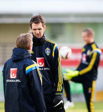 Paul Balsom pratar med målvakten Andreas Isaksson