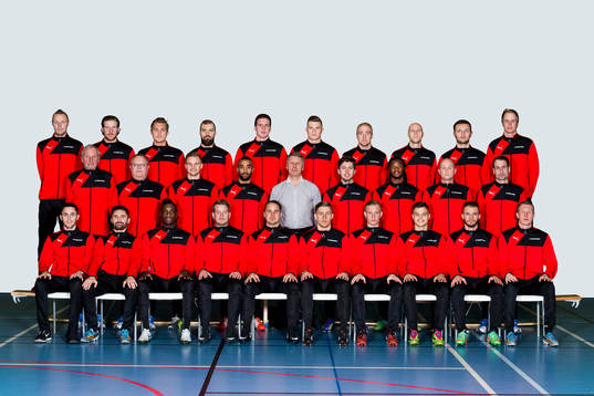 Höllvikens lagbild bakre raden fr.v. Magnus Carlsson, Andreas Persson, Sebastian Sköld, Eddie Ekblad, Viktor Catenacci, Erik Pärsson, målvakt Marcus Eskilsson, Freddy Borg, Damir Hadrovic målvaktstränare och målvakt Nicklas Hammer. Mittenraden fr.v. Robert Enarsson lagledare, Håkan Wängström massör, Jonathan Asp, Kamal Barny, Mårten Backgården ordförande, Niklas Kronstrom, Dawda Ngum, Anders Grimberg tränare och Alexander Ekström assisterande tränare. Främre raden fr.v. Egzon Sekiraca, Ali Burrniku, Francis Mensah, Richard Henriksson, Michel Hansson, Anton Viklund, Max Westerberg, Dino Mesic, Besemir Faniq och Marcus Hortén poserar för en lagbild