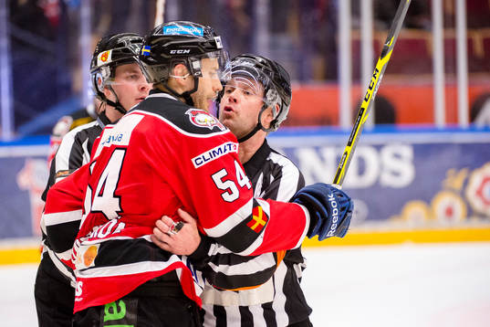 Matchens domare Sören Persson i samtal med en irriterad