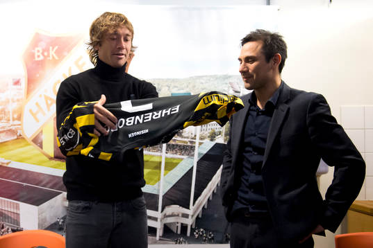 Diego Lugano tar på sig sin nya tröja jämte Johan Lind