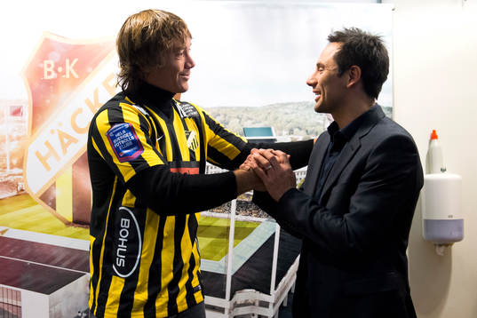 Diego Lugano tar tar i hand med Johan Lind
