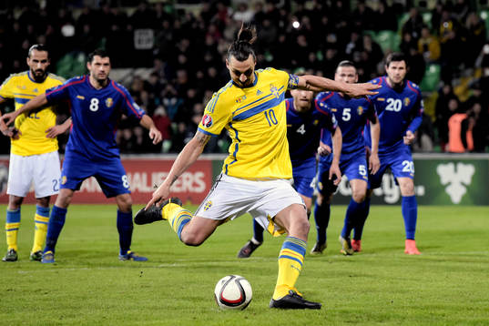 Sveriges Zlatan Ibrahimovic gör 0-2 på straff