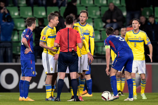 Domaren Ivan Bebek pratar med Sveriges Andreas Granqvist och visar ut honom