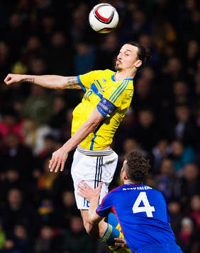 Sveriges Zlatan Ibrahimovic i en duell med Moldaviens Victor Golovatenco
