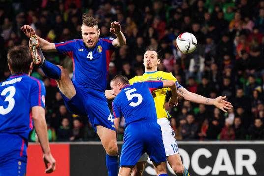 Moldaviens Victor Golovatenco och Petru Racu utmanas av Sveriges Zlatan Ibrahimovic
