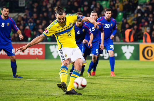 Sveriges Zlatan Ibrahimovic skjuter in 0-2 på straff