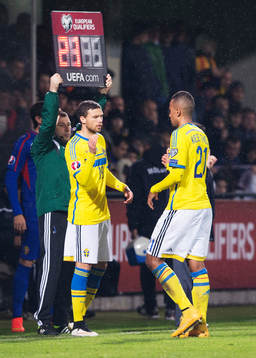 Sveriges Marcus Berg byts in och Isaac Kiese Thelin får lämna planen