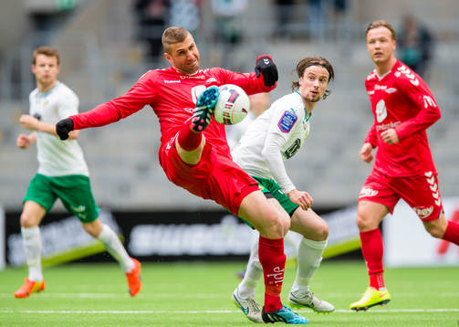 Brann Azar Karadas rensar bort en boll brevid Hammarbys