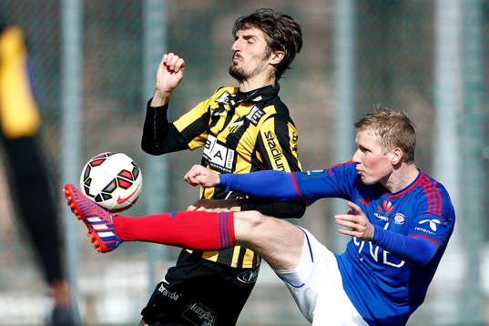 Häckens Dardan Rexhepi i närkamp med Vålerengas Simon Andreas Larsen