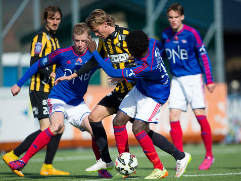Häckens Joakim Olausson i kamp med Vålerenga spelare
