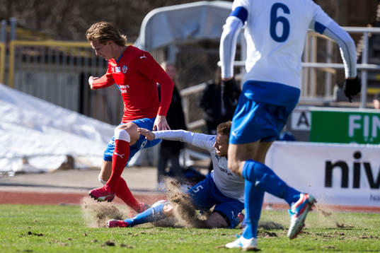 Helsingborgs Emil Krafth i kamp med Värnamos Tobias Englund