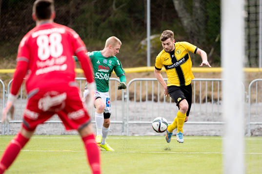 IK Frej Täbys Christophe Lallet oroar framför IK Brages målvakt Peter Rosendahl