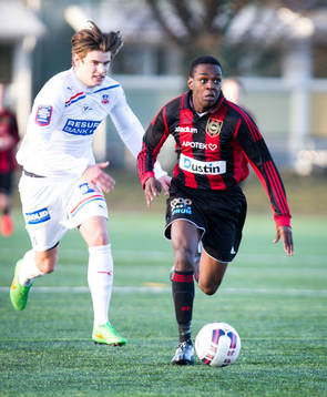 Brommapojkarnas Joel Asoro (röd/svart) U17 lag mot Helsingborg (vitt)