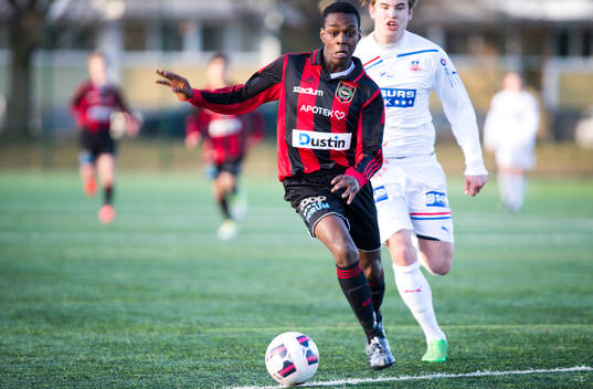Brommapojkarnas Joel Asoro (röd/svart) U17 lag mot Helsingborg (vitt)