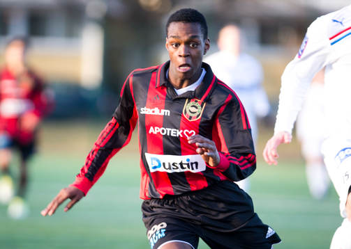 Brommapojkarnas Joel Asoro (röd/svart) U17 lag mot Helsingborg (vitt)