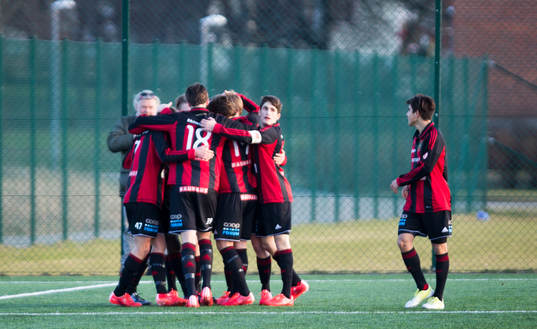 Michel Montero utanför klungan när Brommapojkarna gör 2-0 och jublar