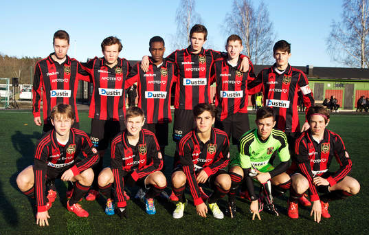  Linus Johansson, Simon Hirvonen, Michel Montero, Christos Liantas, Allan Olofsson Lagbild på Brommapojkarnas U17 lag inför semifinalen i ligacupen i fotboll den 28 mars 2015 i Örebro.
