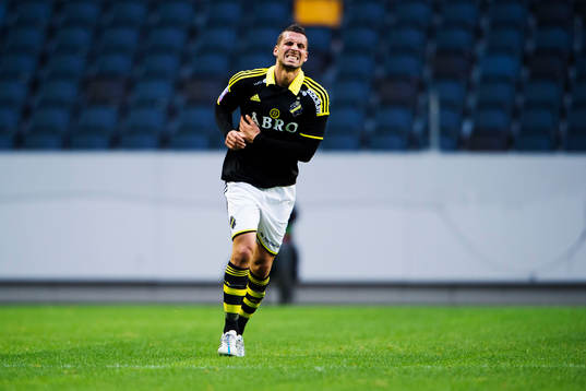 s Panajotis Dimitriadis har ont efter en duell under en träningsmatch i fotboll mellan AIK och Norrköping den 28 mars 2015 i Stockholm. 