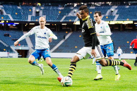 s Niclas Eliasson och Norrköpings Andreas Johansson under en träningsmatch i fotboll mellan AIK och Norrköping den 28 mars 2015 i Stockholm. 