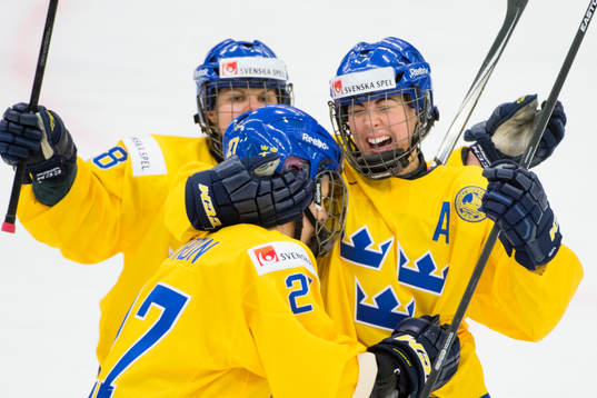 Sveriges Erika Grahm (th) firas av Emma Nordin