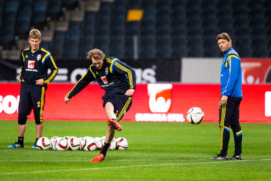 Sveriges Pontus Wernbloom och Sveriges players manager Marcus Allbäck (h) ser på när Ola Toivonen skjuter