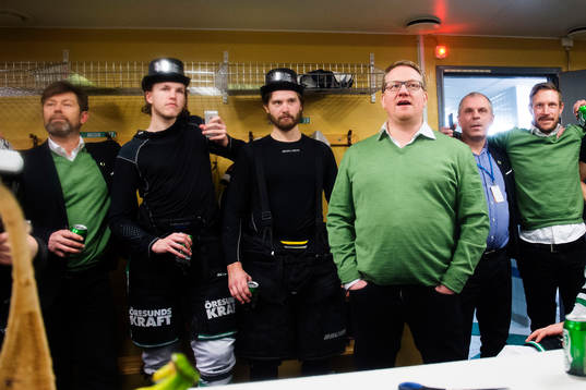 Rögles tränare Magnus Bogren håller ett tal, i