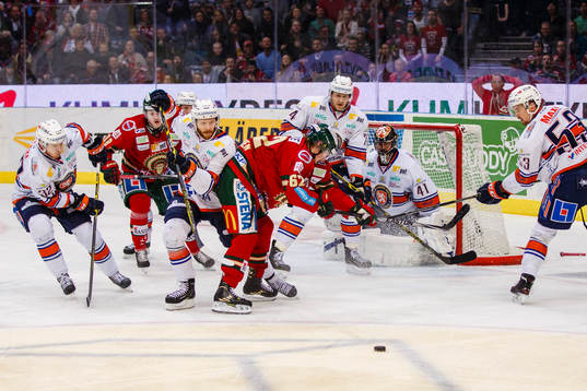 Växjös Liam Reddox och Frölundas Artturi Lehkonen i kamp