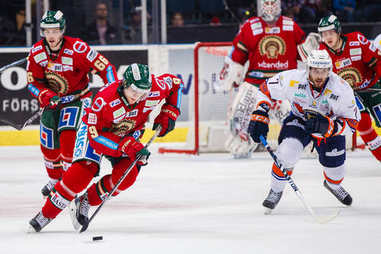 Frölundas Max Görtz med pucken