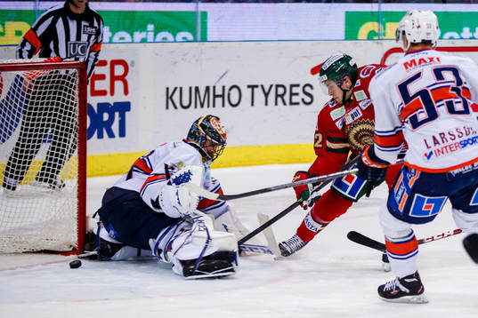 Frölundas Lukas Bengtsson gör 2-1 bakom Växjös målvakt