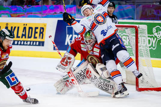 Växjös Tuomas Kiiskinen kolliderar med Frölundas