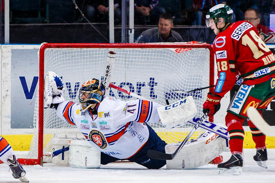 Växjös målvakt Cristopher Nihlstorp räddar ett skott