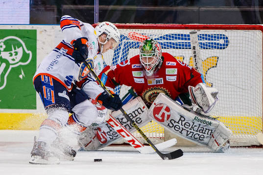 Växjös Tuomas Kiiskinen och Frölundas målvakt Lars