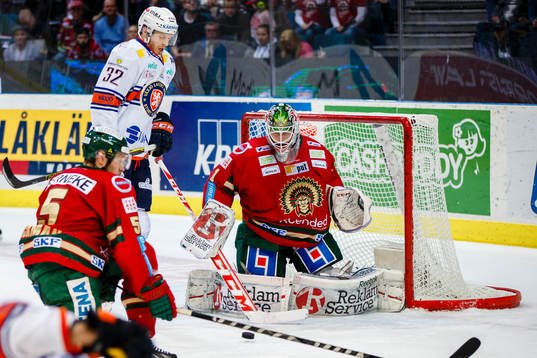 Frölundas målvakt Lars Johansson och Växjös Nick Johnson
