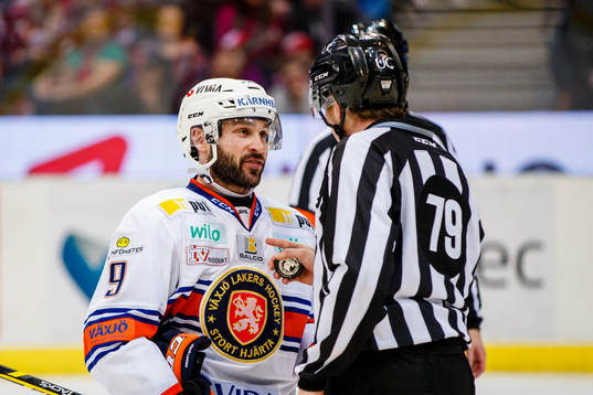 Växjös Josh Hennessy pratar med Linjedomare Henrik