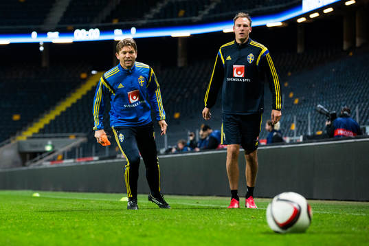 Sveriges players manager Marcus Allbäck och Andreas Granqvist