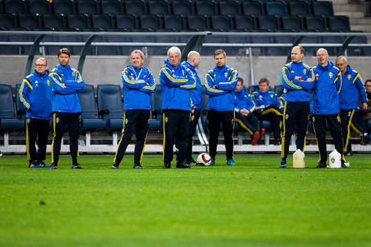 Sveriges players manager Marcus Allbäck, förbundskapten Erik Hamrén samt flera andra ledare följer  träningen med svenska fotbollslandslaget den 30 mars 2015 i Stockholm. 